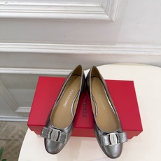 Ferragamo|菲拉格慕26𝐬𝐬 2026秋冬新品菱格蝴蝶结平底芭蕾鞋 火爆上新! 这鞋绝对是黑马选手 颜值超高 Ferragamo|菲拉格慕26𝐬𝐬 2026秋冬新品菱格蝴蝶结平底芭蕾鞋 火爆上新! 这鞋绝对是黑马选手 颜值超高
