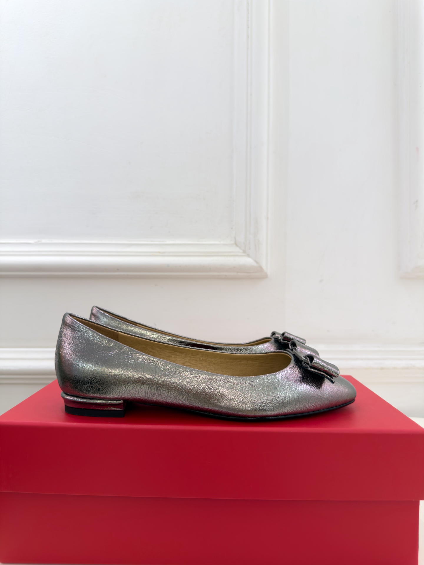 Ferragamo|菲拉格慕26𝐬𝐬 2026秋冬新品菱格蝴蝶结平底芭蕾鞋 火爆上新! 这鞋绝对是黑马选手 颜值超高 Ferragamo|菲拉格慕26𝐬𝐬 2026秋冬新品菱格蝴蝶结平底芭蕾鞋 火爆上新! 这鞋绝对是黑马选手 颜值超高