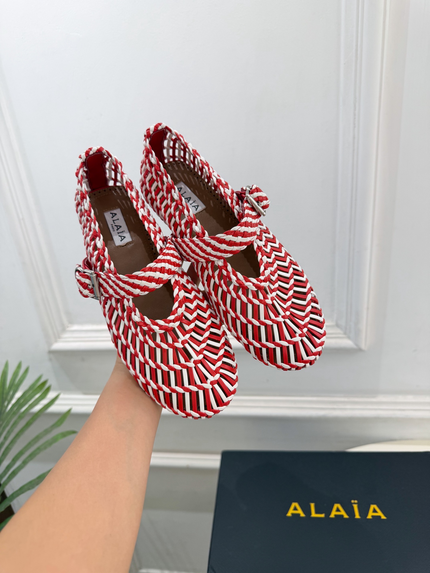 ALAÏA 阿莱亚26𝐬𝐬 2026秋冬新品 秀场同款 ALAÏA镂空编织平底芭蕾舞鞋 ————————— Alaï ALAÏA 阿莱亚26𝐬𝐬 2026秋冬新品 秀场同款 ALAÏA镂空编织平底芭蕾舞鞋 ————————— Alaï