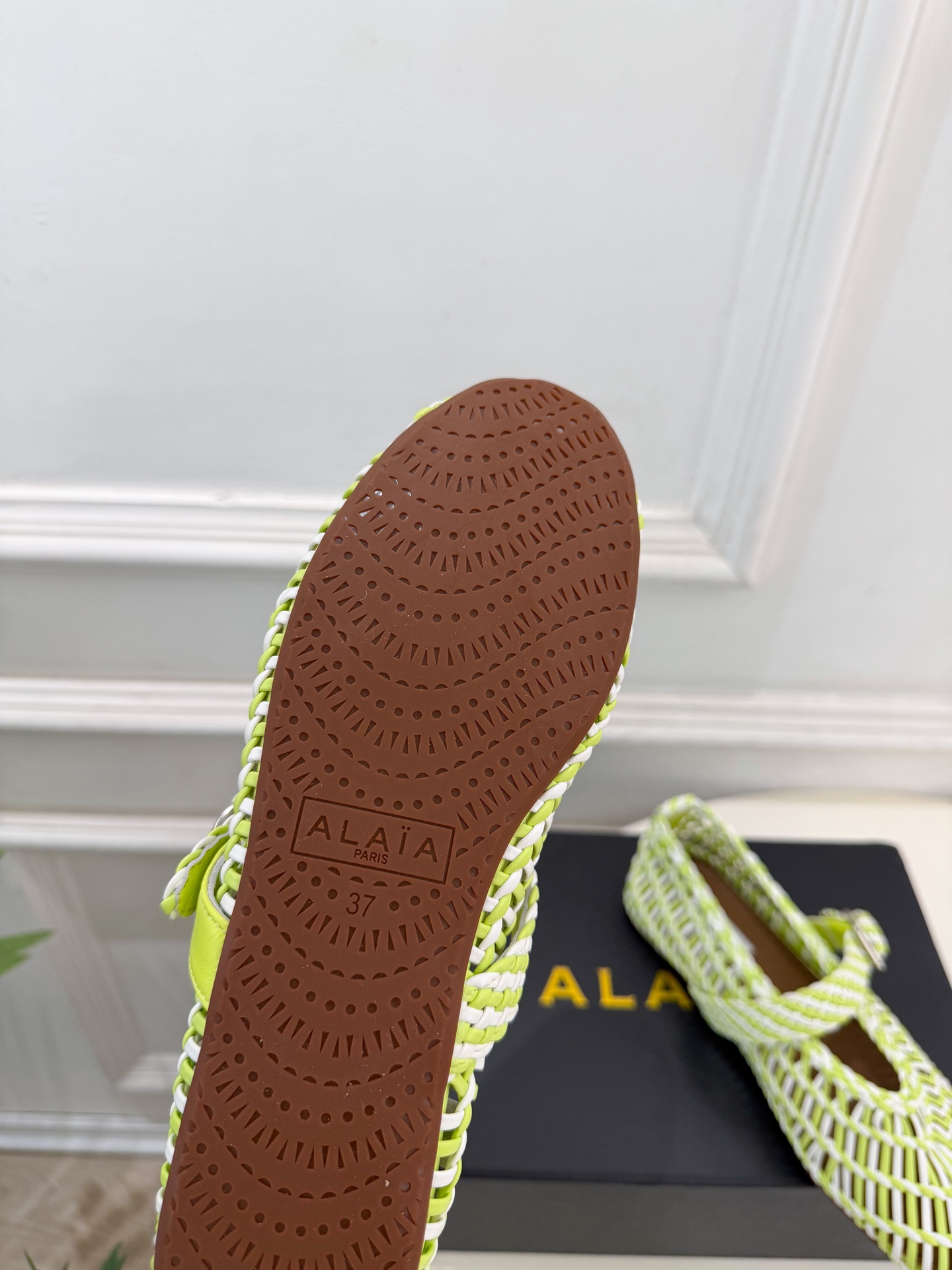 ALAÏA 阿莱亚26𝐬𝐬 2026秋冬新品 秀场同款 ALAÏA镂空编织平底芭蕾舞鞋 ————————— Alaï ALAÏA 阿莱亚26𝐬𝐬 2026秋冬新品 秀场同款 ALAÏA镂空编织平底芭蕾舞鞋 ————————— Alaï