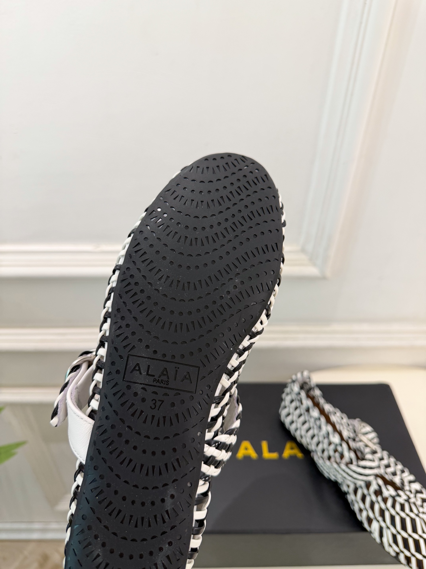 ALAÏA 阿莱亚26𝐬𝐬   2026秋冬新品 秀场同款 ALAÏA镂空编织平底芭蕾舞鞋 ————————— Alaï