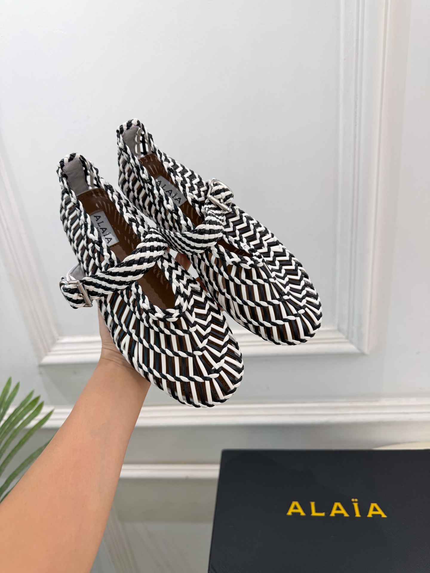 ALAÏA 阿莱亚26𝐬𝐬   2026秋冬新品 秀场同款 ALAÏA镂空编织平底芭蕾舞鞋 ————————— Alaï