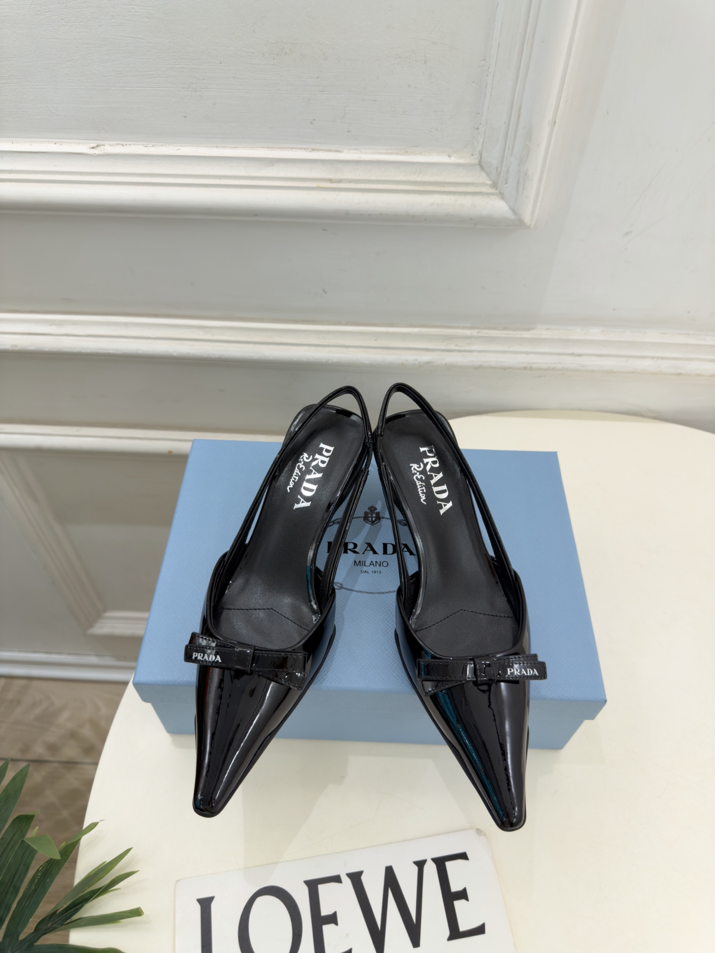 PRADA 普拉达 26𝐬𝐬 🌈2026春夏新品 专柜走秀款 经典字母尖头蝴蝶结后空猫跟凉鞋 系列〰 ◽鞋面:原版高 PRADA 普拉达 26𝐬𝐬 🌈2026春夏新品 专柜走秀款 经典字母尖头蝴蝶结后空猫跟凉鞋 系列〰 ◽鞋面:原版高