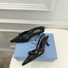 PRADA 普拉达 26𝐬𝐬 🌈2026春夏新品 专柜走秀款 经典字母尖头蝴蝶结后空猫跟凉鞋 系列〰 ◽鞋面:原版高 PRADA 普拉达 26𝐬𝐬 🌈2026春夏新品 专柜走秀款 经典字母尖头蝴蝶结后空猫跟凉鞋 系列〰 ◽鞋面:原版高