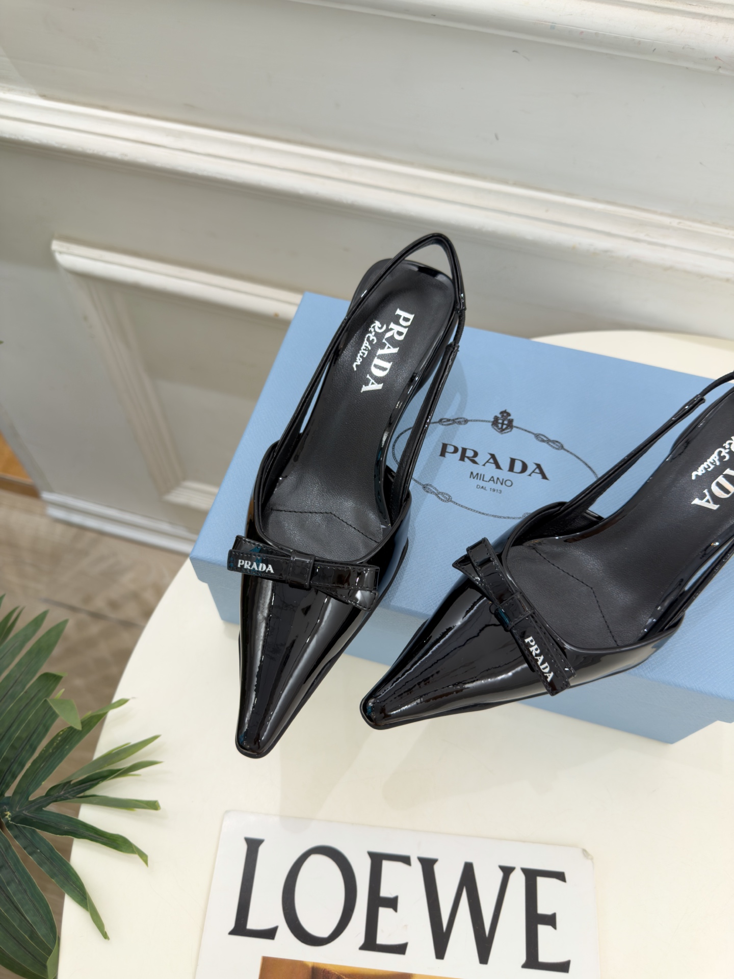 PRADA 普拉达 26𝐬𝐬 🌈2026春夏新品 专柜走秀款 经典字母尖头蝴蝶结后空猫跟凉鞋 系列〰 ◽鞋面:原版高 PRADA 普拉达 26𝐬𝐬 🌈2026春夏新品 专柜走秀款 经典字母尖头蝴蝶结后空猫跟凉鞋 系列〰 ◽鞋面:原版高