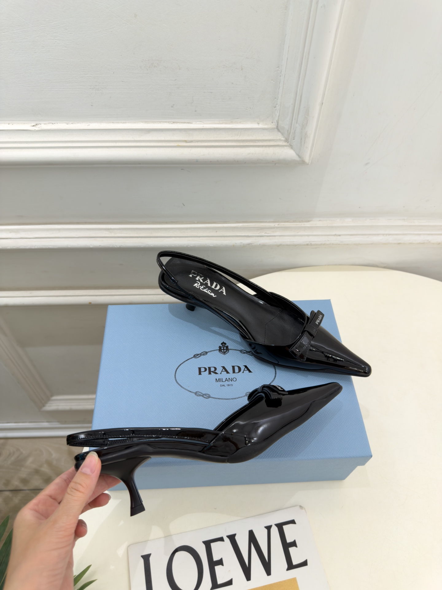 PRADA 普拉达 26𝐬𝐬 🌈2026春夏新品 专柜走秀款 经典字母尖头蝴蝶结后空猫跟凉鞋 系列〰 ◽鞋面:原版高 PRADA 普拉达 26𝐬𝐬 🌈2026春夏新品 专柜走秀款 经典字母尖头蝴蝶结后空猫跟凉鞋 系列〰 ◽鞋面:原版高
