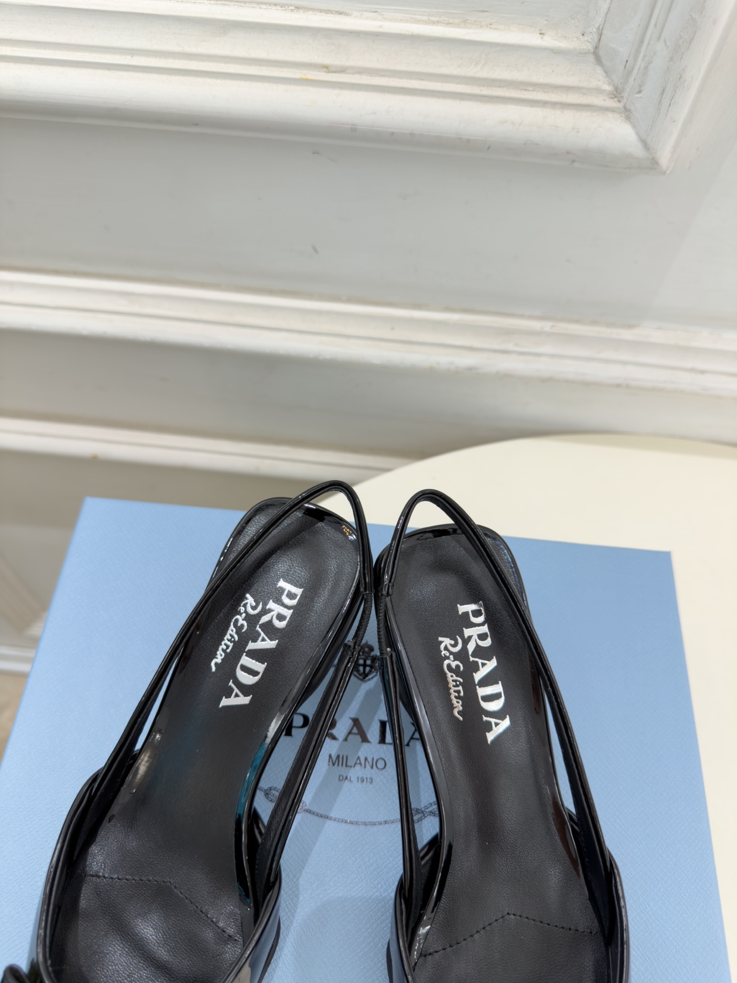 PRADA 普拉达 26𝐬𝐬 🌈2026春夏新品 专柜走秀款 经典字母尖头蝴蝶结后空猫跟凉鞋 系列〰 ◽鞋面:原版高 PRADA 普拉达 26𝐬𝐬 🌈2026春夏新品 专柜走秀款 经典字母尖头蝴蝶结后空猫跟凉鞋 系列〰 ◽鞋面:原版高