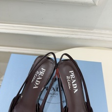 PRADA 普拉达 26𝐬𝐬 🌈2026春夏新品 专柜走秀款 经典字母尖头蝴蝶结后空猫跟凉鞋 系列〰 ◽鞋面:原版高 PRADA 普拉达 26𝐬𝐬 🌈2026春夏新品 专柜走秀款 经典字母尖头蝴蝶结后空猫跟凉鞋 系列〰 ◽鞋面:原版高