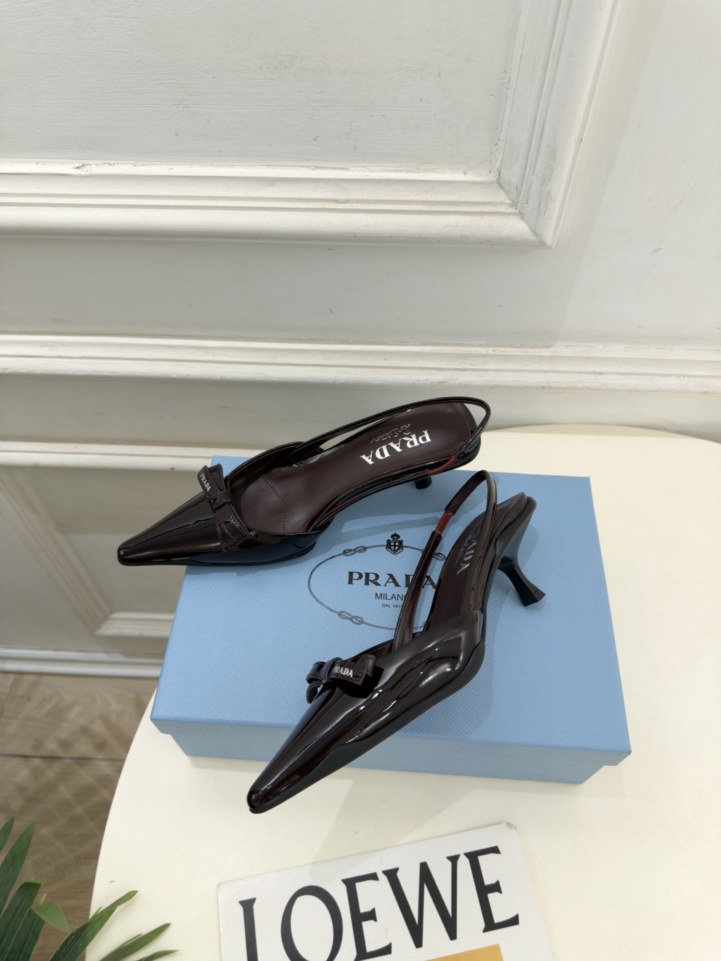 PRADA 普拉达 26𝐬𝐬 🌈2026春夏新品 专柜走秀款 经典字母尖头蝴蝶结后空猫跟凉鞋 系列〰 ◽鞋面:原版高 PRADA 普拉达 26𝐬𝐬 🌈2026春夏新品 专柜走秀款 经典字母尖头蝴蝶结后空猫跟凉鞋 系列〰 ◽鞋面:原版高