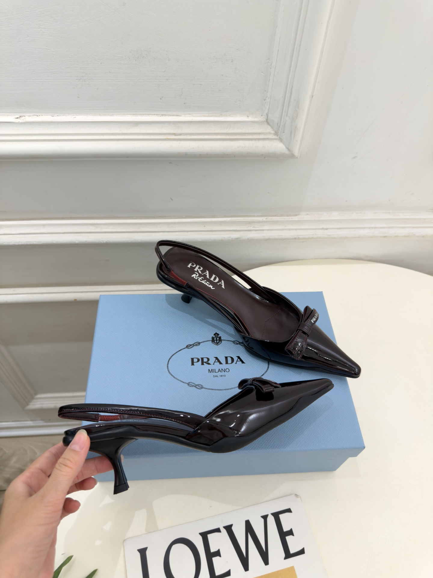 PRADA 普拉达 26𝐬𝐬 🌈2026春夏新品 专柜走秀款 经典字母尖头蝴蝶结后空猫跟凉鞋 系列〰 ◽鞋面:原版高 PRADA 普拉达 26𝐬𝐬 🌈2026春夏新品 专柜走秀款 经典字母尖头蝴蝶结后空猫跟凉鞋 系列〰 ◽鞋面:原版高
