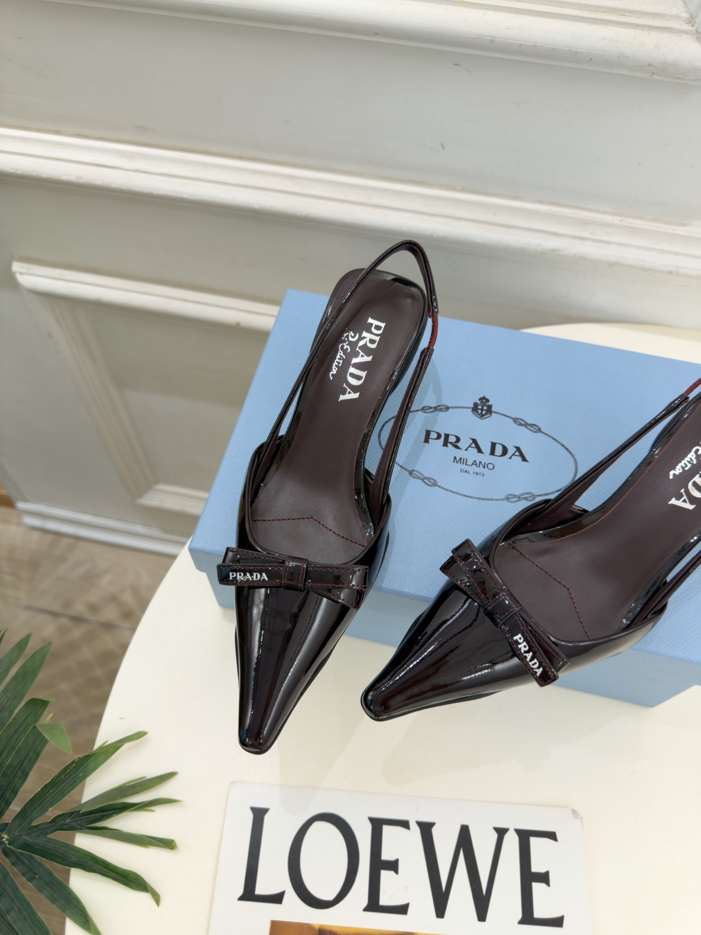 PRADA 普拉达 26𝐬𝐬 🌈2026春夏新品 专柜走秀款 经典字母尖头蝴蝶结后空猫跟凉鞋 系列〰 ◽鞋面:原版高 PRADA 普拉达 26𝐬𝐬 🌈2026春夏新品 专柜走秀款 经典字母尖头蝴蝶结后空猫跟凉鞋 系列〰 ◽鞋面:原版高
