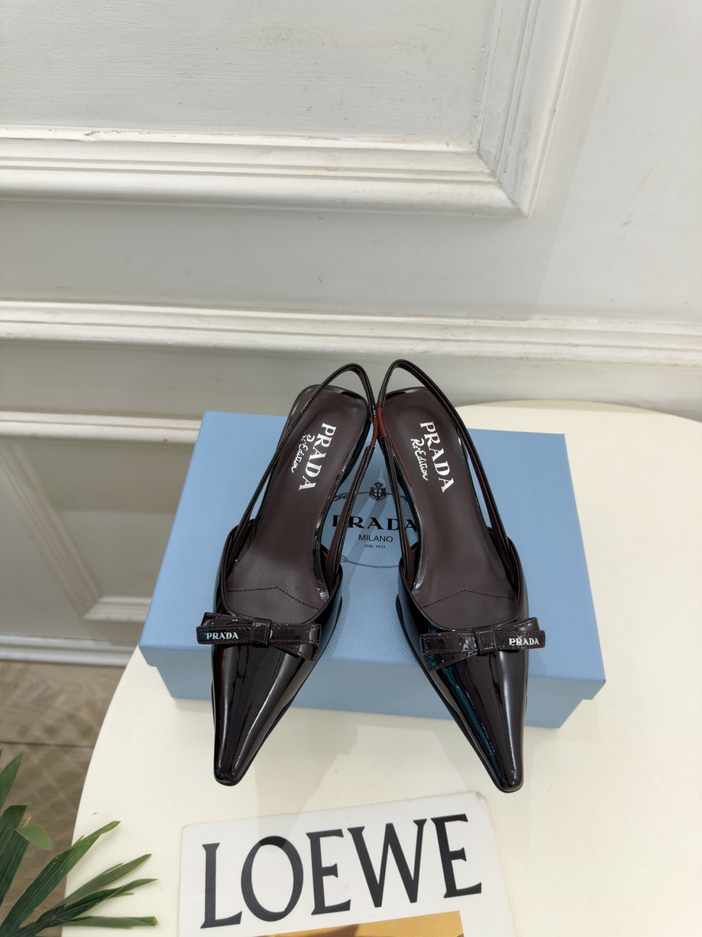 PRADA 普拉达 26𝐬𝐬 🌈2026春夏新品 专柜走秀款 经典字母尖头蝴蝶结后空猫跟凉鞋 系列〰 ◽鞋面:原版高 PRADA 普拉达 26𝐬𝐬 🌈2026春夏新品 专柜走秀款 经典字母尖头蝴蝶结后空猫跟凉鞋 系列〰 ◽鞋面:原版高