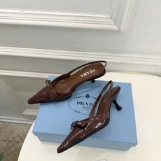 PRADA 普拉达 26𝐬𝐬 🌈2026春夏新品 专柜走秀款 经典字母尖头蝴蝶结后空猫跟凉鞋 系列〰 ◽鞋面:原版高 PRADA 普拉达 26𝐬𝐬 🌈2026春夏新品 专柜走秀款 经典字母尖头蝴蝶结后空猫跟凉鞋 系列〰 ◽鞋面:原版高