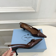 PRADA 普拉达 26𝐬𝐬 🌈2026春夏新品 专柜走秀款 经典字母尖头蝴蝶结后空猫跟凉鞋 系列〰 ◽鞋面:原版高 PRADA 普拉达 26𝐬𝐬 🌈2026春夏新品 专柜走秀款 经典字母尖头蝴蝶结后空猫跟凉鞋 系列〰 ◽鞋面:原版高