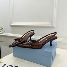 PRADA 普拉达 26𝐬𝐬 🌈2026春夏新品 专柜走秀款 经典字母尖头蝴蝶结后空猫跟凉鞋 系列〰 ◽鞋面:原版高 PRADA 普拉达 26𝐬𝐬 🌈2026春夏新品 专柜走秀款 经典字母尖头蝴蝶结后空猫跟凉鞋 系列〰 ◽鞋面:原版高