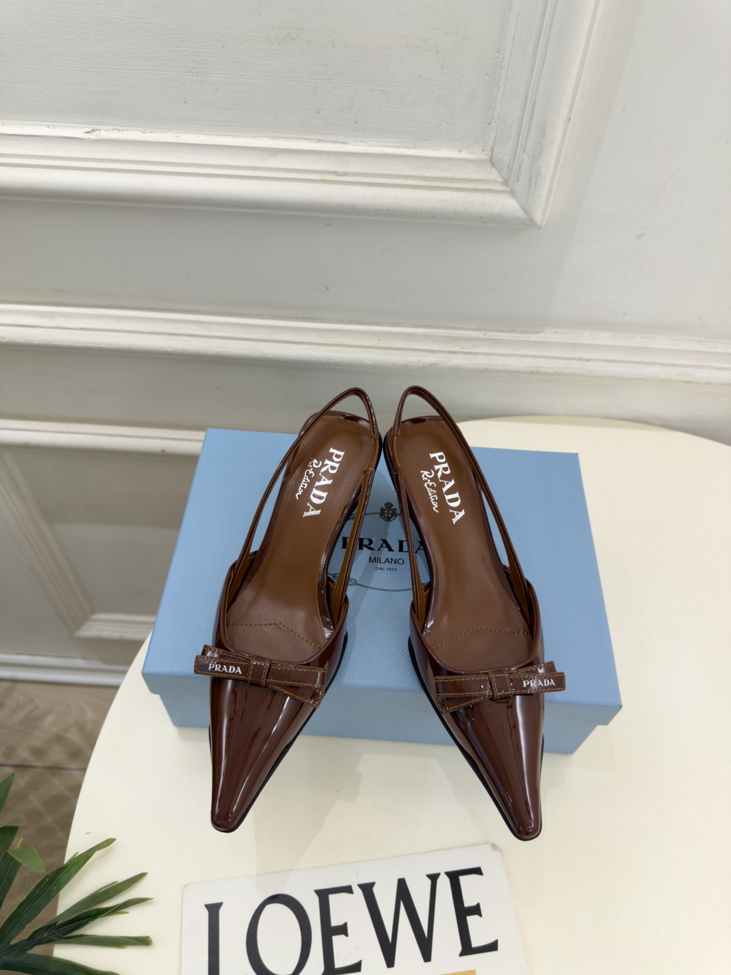PRADA 普拉达 26𝐬𝐬 🌈2026春夏新品 专柜走秀款 经典字母尖头蝴蝶结后空猫跟凉鞋 系列〰 ◽鞋面:原版高 PRADA 普拉达 26𝐬𝐬 🌈2026春夏新品 专柜走秀款 经典字母尖头蝴蝶结后空猫跟凉鞋 系列〰 ◽鞋面:原版高