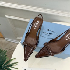 PRADA 普拉达 26𝐬𝐬 🌈2026春夏新品 专柜走秀款 经典字母尖头蝴蝶结后空猫跟凉鞋 系列〰 ◽鞋面:原版高 PRADA 普拉达 26𝐬𝐬 🌈2026春夏新品 专柜走秀款 经典字母尖头蝴蝶结后空猫跟凉鞋 系列〰 ◽鞋面:原版高