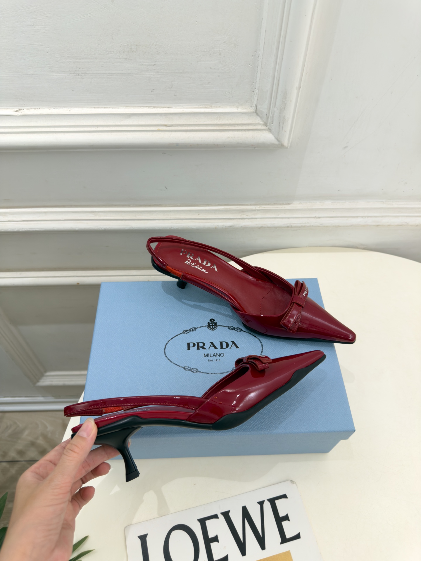 PRADA 普拉达 26𝐬𝐬 🌈2026春夏新品 专柜走秀款 经典字母尖头蝴蝶结后空猫跟凉鞋 系列〰 ◽鞋面:原版高 PRADA 普拉达 26𝐬𝐬 🌈2026春夏新品 专柜走秀款 经典字母尖头蝴蝶结后空猫跟凉鞋 系列〰 ◽鞋面:原版高