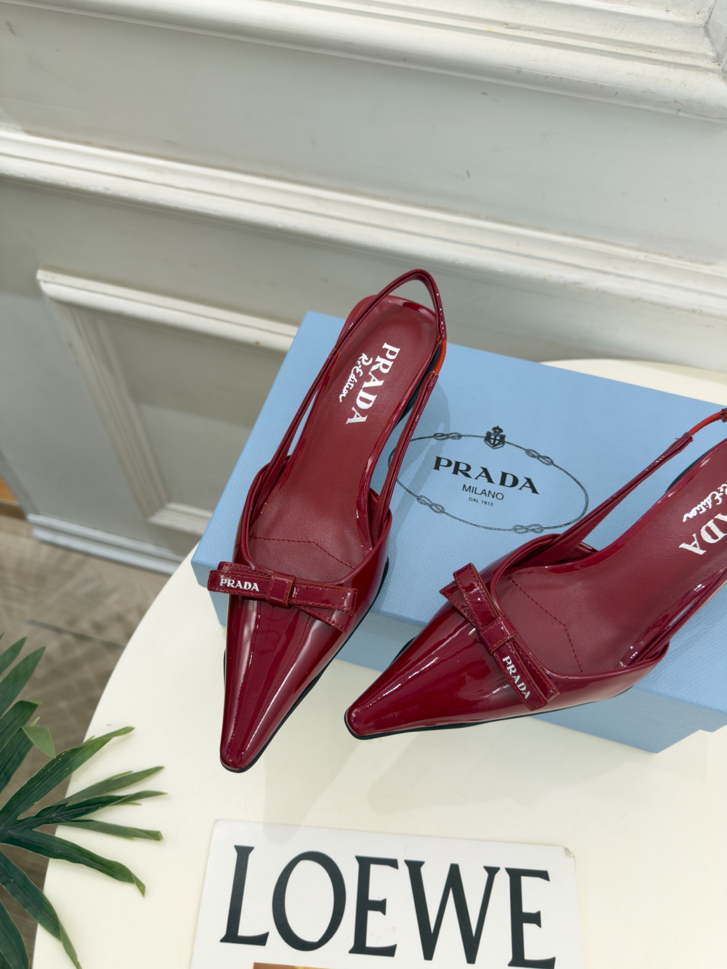 PRADA 普拉达 26𝐬𝐬 🌈2026春夏新品 专柜走秀款 经典字母尖头蝴蝶结后空猫跟凉鞋 系列〰 ◽鞋面:原版高 PRADA 普拉达 26𝐬𝐬 🌈2026春夏新品 专柜走秀款 经典字母尖头蝴蝶结后空猫跟凉鞋 系列〰 ◽鞋面:原版高