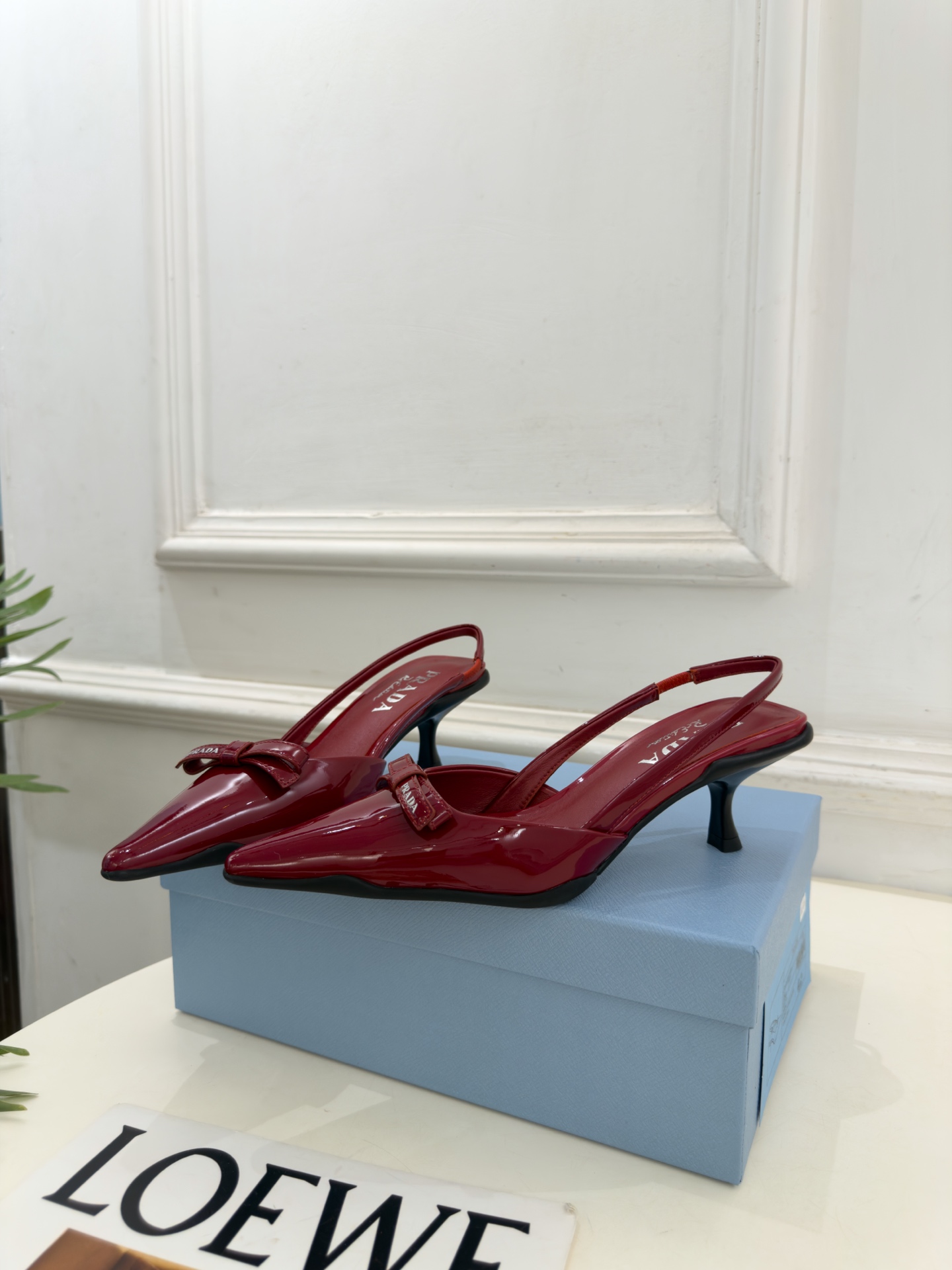 PRADA 普拉达 26𝐬𝐬 🌈2026春夏新品 专柜走秀款 经典字母尖头蝴蝶结后空猫跟凉鞋 系列〰 ◽鞋面:原版高 PRADA 普拉达 26𝐬𝐬 🌈2026春夏新品 专柜走秀款 经典字母尖头蝴蝶结后空猫跟凉鞋 系列〰 ◽鞋面:原版高
