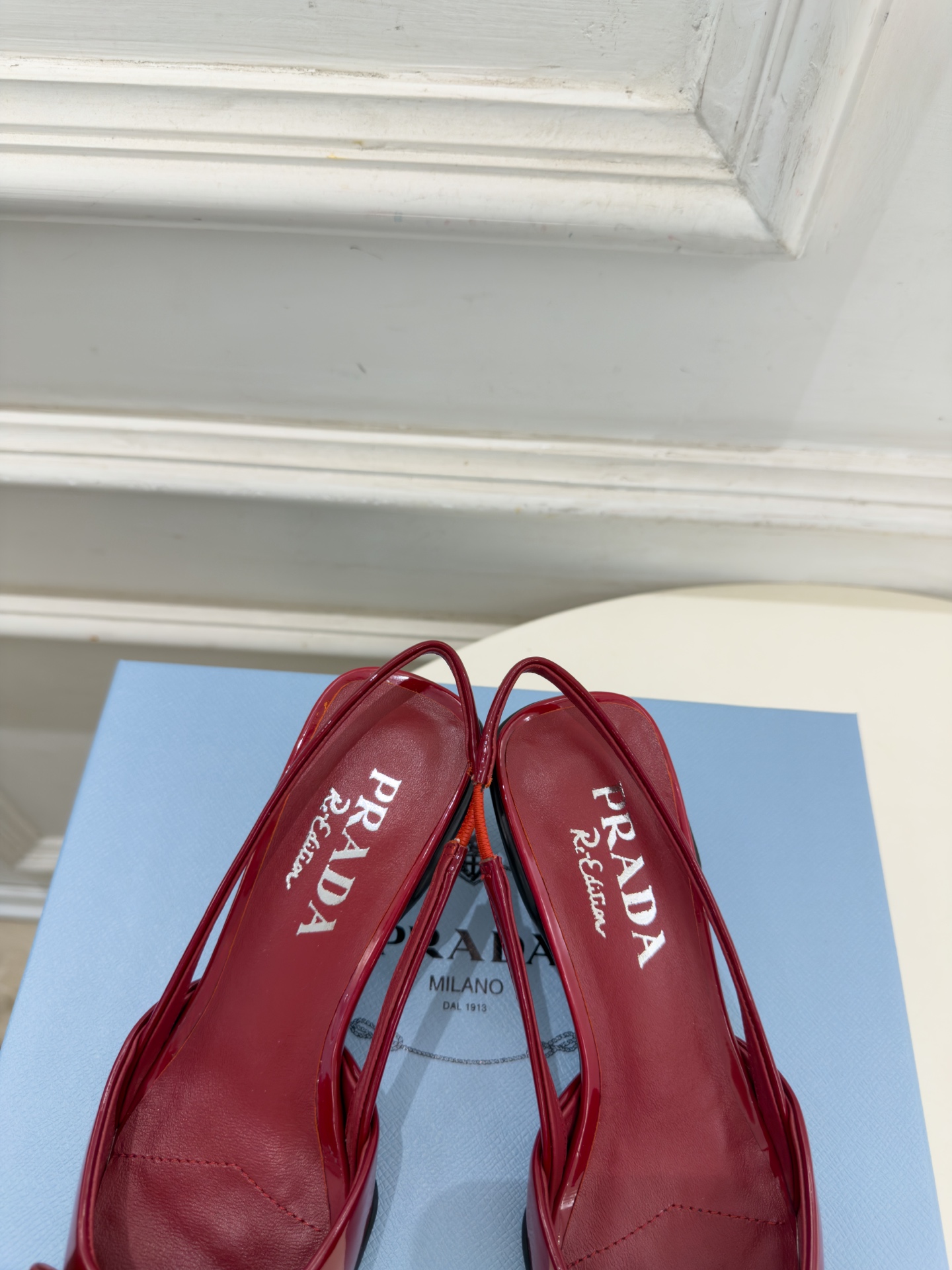 PRADA 普拉达 26𝐬𝐬 🌈2026春夏新品 专柜走秀款 经典字母尖头蝴蝶结后空猫跟凉鞋 系列〰 ◽鞋面:原版高 PRADA 普拉达 26𝐬𝐬 🌈2026春夏新品 专柜走秀款 经典字母尖头蝴蝶结后空猫跟凉鞋 系列〰 ◽鞋面:原版高