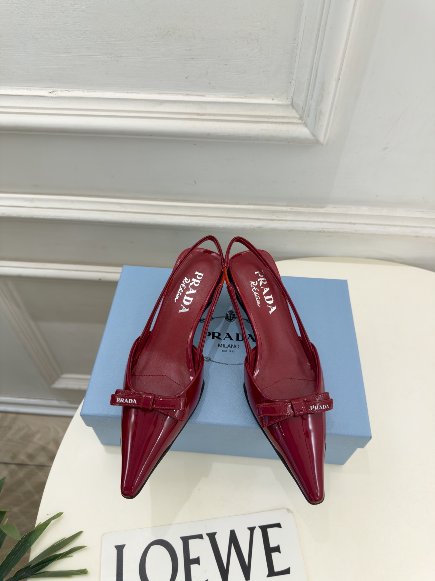 PRADA 普拉达 26𝐬𝐬 🌈2026春夏新品 专柜走秀款 经典字母尖头蝴蝶结后空猫跟凉鞋 系列〰 ◽鞋面:原版高 PRADA 普拉达 26𝐬𝐬 🌈2026春夏新品 专柜走秀款 经典字母尖头蝴蝶结后空猫跟凉鞋 系列〰 ◽鞋面:原版高
