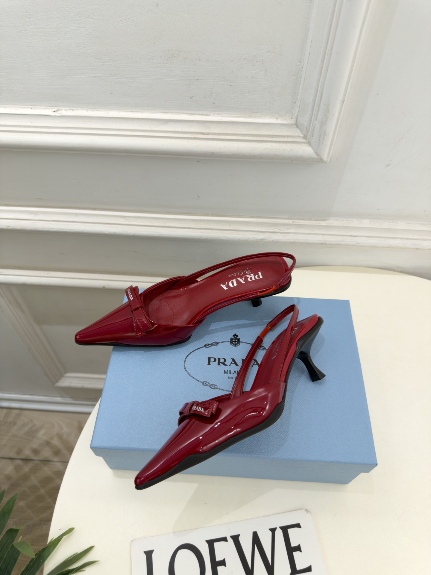 PRADA 普拉达 26𝐬𝐬 🌈2026春夏新品 专柜走秀款 经典字母尖头蝴蝶结后空猫跟凉鞋 系列〰 ◽鞋面:原版高 PRADA 普拉达 26𝐬𝐬 🌈2026春夏新品 专柜走秀款 经典字母尖头蝴蝶结后空猫跟凉鞋 系列〰 ◽鞋面:原版高