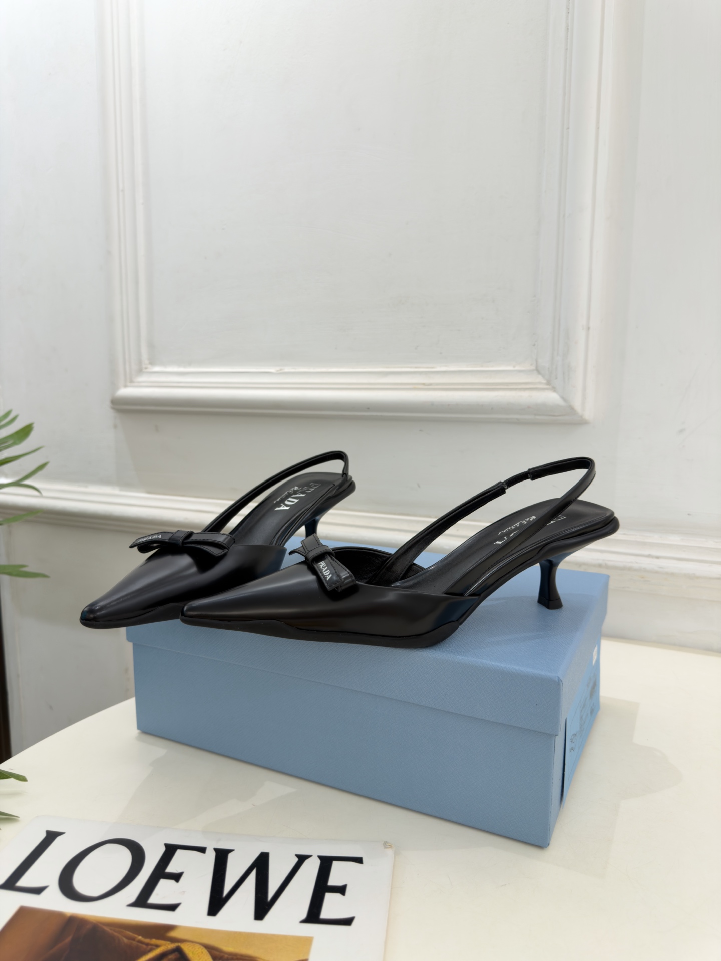 PRADA 普拉达 26𝐬𝐬 🌈2026春夏新品 专柜走秀款 经典字母尖头蝴蝶结后空猫跟凉鞋 系列〰 ◽鞋面:原版高 PRADA 普拉达 26𝐬𝐬 🌈2026春夏新品 专柜走秀款 经典字母尖头蝴蝶结后空猫跟凉鞋 系列〰 ◽鞋面:原版高