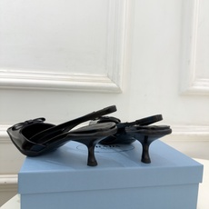 PRADA 普拉达 26𝐬𝐬 🌈2026春夏新品 专柜走秀款 经典字母尖头蝴蝶结后空猫跟凉鞋 系列〰 ◽鞋面:原版高 PRADA 普拉达 26𝐬𝐬 🌈2026春夏新品 专柜走秀款 经典字母尖头蝴蝶结后空猫跟凉鞋 系列〰 ◽鞋面:原版高