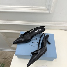 PRADA 普拉达 26𝐬𝐬 🌈2026春夏新品 专柜走秀款 经典字母尖头蝴蝶结后空猫跟凉鞋 系列〰 ◽鞋面:原版高 PRADA 普拉达 26𝐬𝐬 🌈2026春夏新品 专柜走秀款 经典字母尖头蝴蝶结后空猫跟凉鞋 系列〰 ◽鞋面:原版高