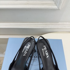 PRADA 普拉达 26𝐬𝐬 🌈2026春夏新品 专柜走秀款 经典字母尖头蝴蝶结后空猫跟凉鞋 系列〰 ◽鞋面:原版高 PRADA 普拉达 26𝐬𝐬 🌈2026春夏新品 专柜走秀款 经典字母尖头蝴蝶结后空猫跟凉鞋 系列〰 ◽鞋面:原版高