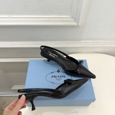 PRADA 普拉达 26𝐬𝐬 🌈2026春夏新品 专柜走秀款 经典字母尖头蝴蝶结后空猫跟凉鞋 系列〰 ◽鞋面:原版高 PRADA 普拉达 26𝐬𝐬 🌈2026春夏新品 专柜走秀款 经典字母尖头蝴蝶结后空猫跟凉鞋 系列〰 ◽鞋面:原版高