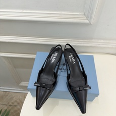 PRADA 普拉达 26𝐬𝐬 🌈2026春夏新品 专柜走秀款 经典字母尖头蝴蝶结后空猫跟凉鞋 系列〰 ◽鞋面:原版高 PRADA 普拉达 26𝐬𝐬 🌈2026春夏新品 专柜走秀款 经典字母尖头蝴蝶结后空猫跟凉鞋 系列〰 ◽鞋面:原版高