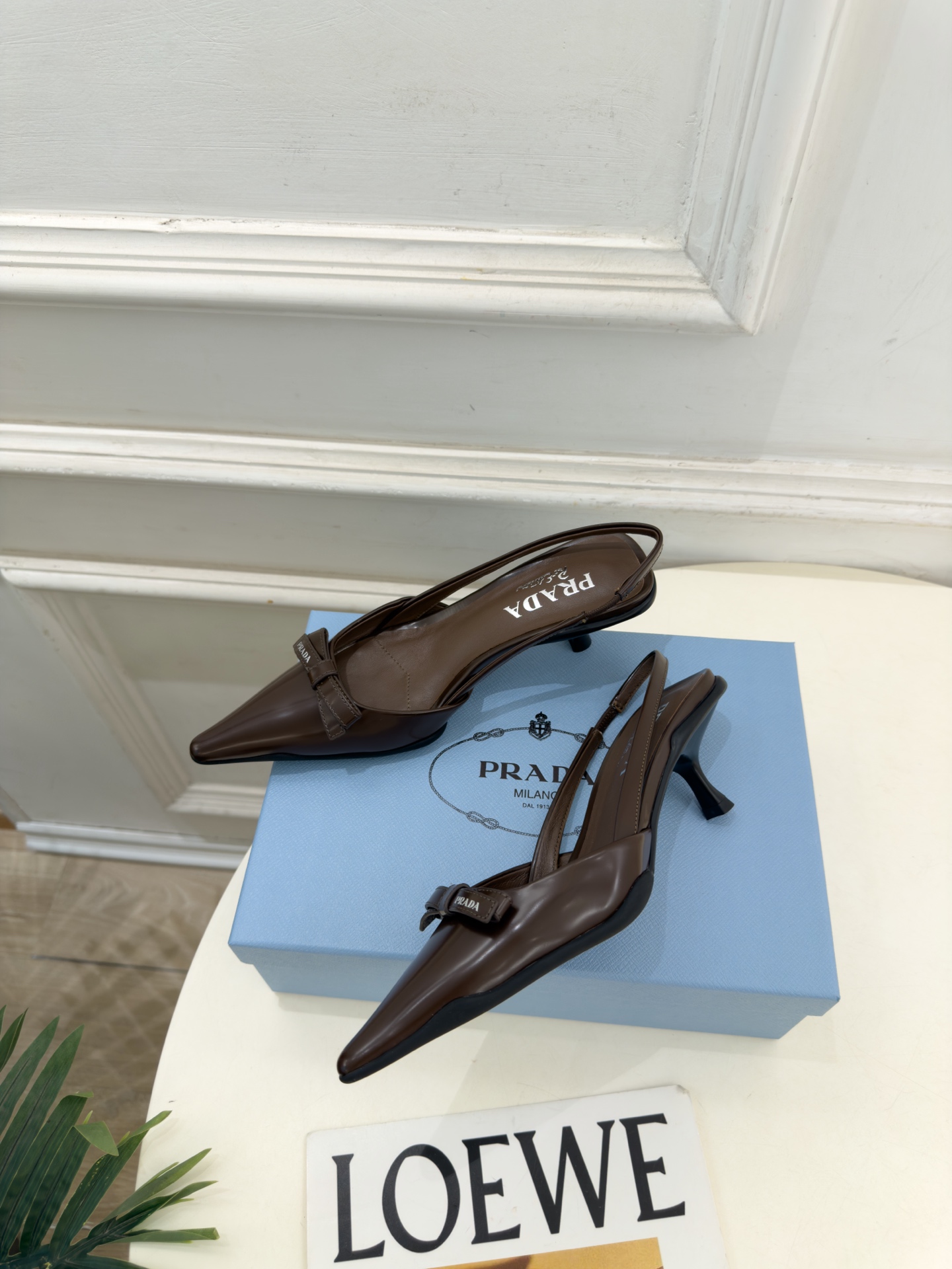 PRADA 普拉达  26𝐬𝐬  🌈2026春夏新品 专柜走秀款 经典字母尖头蝴蝶结后空猫跟凉鞋 系列〰 ◽鞋面：原版高