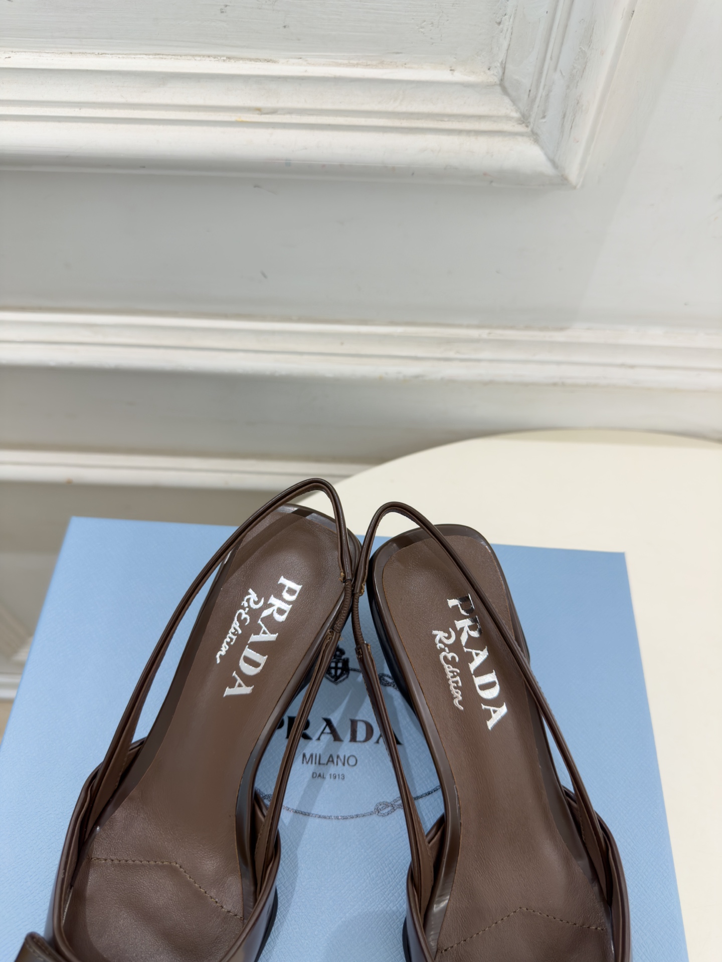 PRADA 普拉达  26𝐬𝐬  🌈2026春夏新品 专柜走秀款 经典字母尖头蝴蝶结后空猫跟凉鞋 系列〰 ◽鞋面：原版高