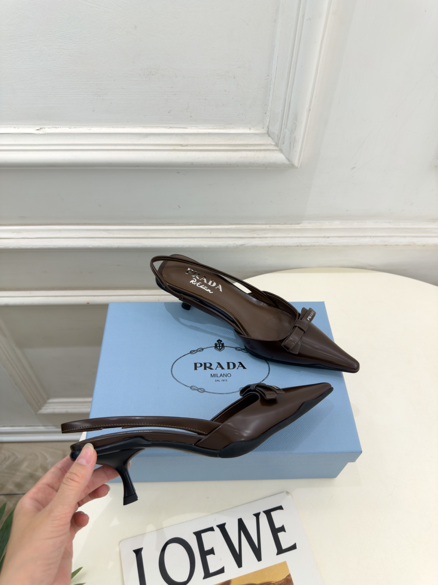 PRADA 普拉达  26𝐬𝐬  🌈2026春夏新品 专柜走秀款 经典字母尖头蝴蝶结后空猫跟凉鞋 系列〰 ◽鞋面：原版高
