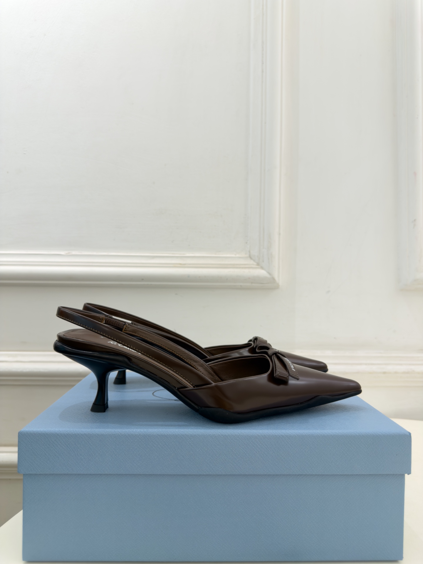 PRADA 普拉达  26𝐬𝐬  🌈2026春夏新品 专柜走秀款 经典字母尖头蝴蝶结后空猫跟凉鞋 系列〰 ◽鞋面：原版高