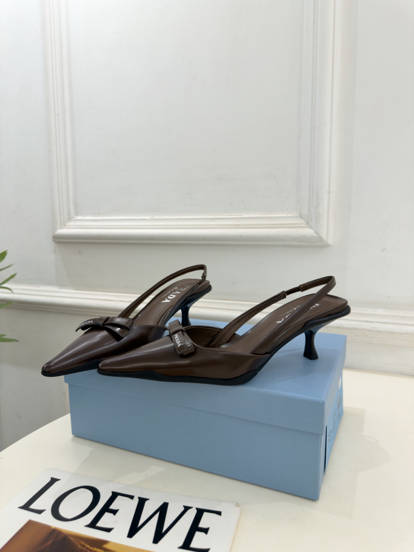 PRADA 普拉达  26𝐬𝐬  🌈2026春夏新品 专柜走秀款 经典字母尖头蝴蝶结后空猫跟凉鞋 系列〰 ◽鞋面：原版高