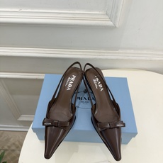 PRADA 普拉达 26𝐬𝐬 🌈2026春夏新品 专柜走秀款 经典字母尖头蝴蝶结后空猫跟凉鞋 系列〰 ◽鞋面:原版高 PRADA 普拉达 26𝐬𝐬 🌈2026春夏新品 专柜走秀款 经典字母尖头蝴蝶结后空猫跟凉鞋 系列〰 ◽鞋面:原版高