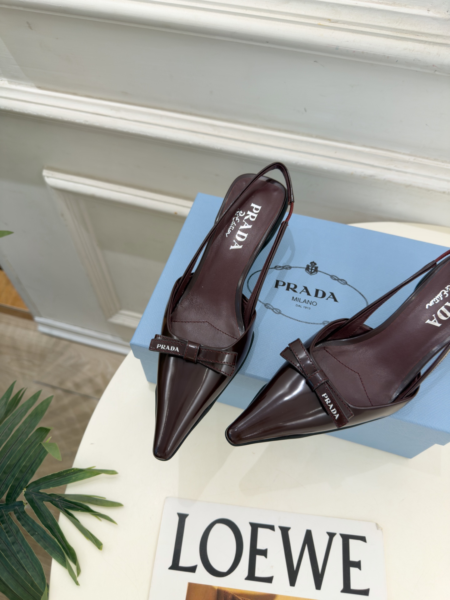 PRADA 普拉达  26𝐬𝐬  🌈2026春夏新品 专柜走秀款 经典字母尖头蝴蝶结后空猫跟凉鞋 系列〰 ◽鞋面：原版高