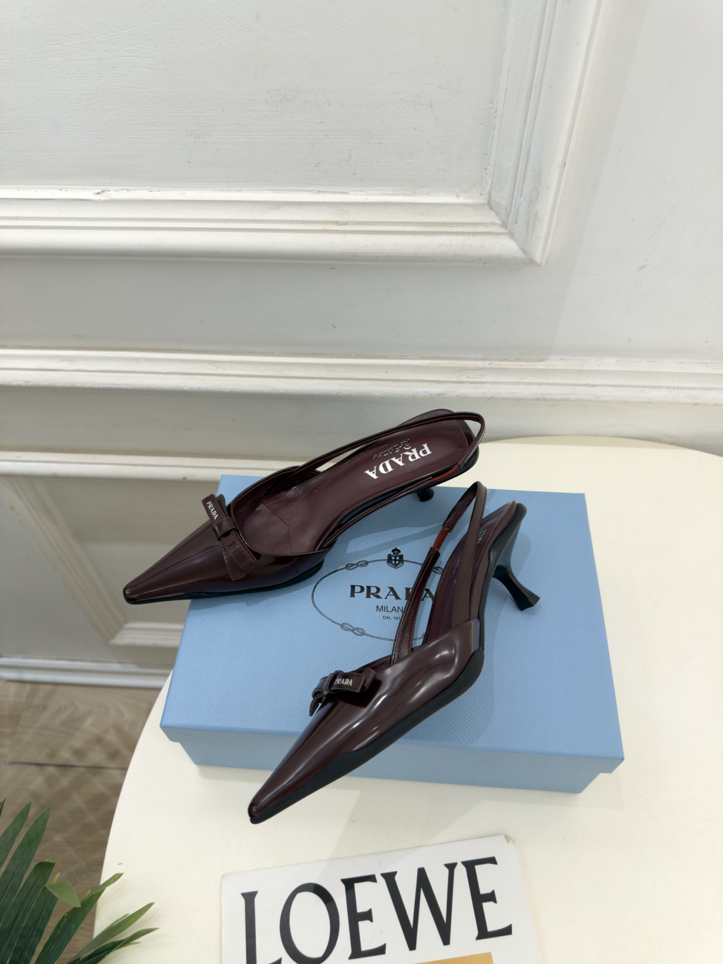 PRADA 普拉达  26𝐬𝐬  🌈2026春夏新品 专柜走秀款 经典字母尖头蝴蝶结后空猫跟凉鞋 系列〰 ◽鞋面：原版高