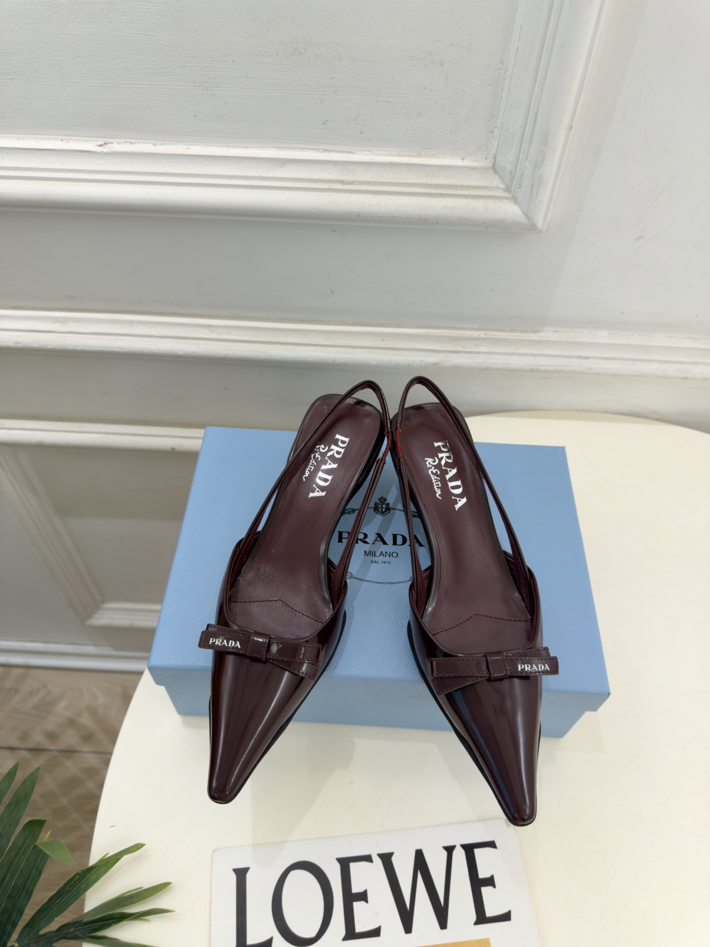 PRADA 普拉达  26𝐬𝐬  🌈2026春夏新品 专柜走秀款 经典字母尖头蝴蝶结后空猫跟凉鞋 系列〰 ◽鞋面：原版高