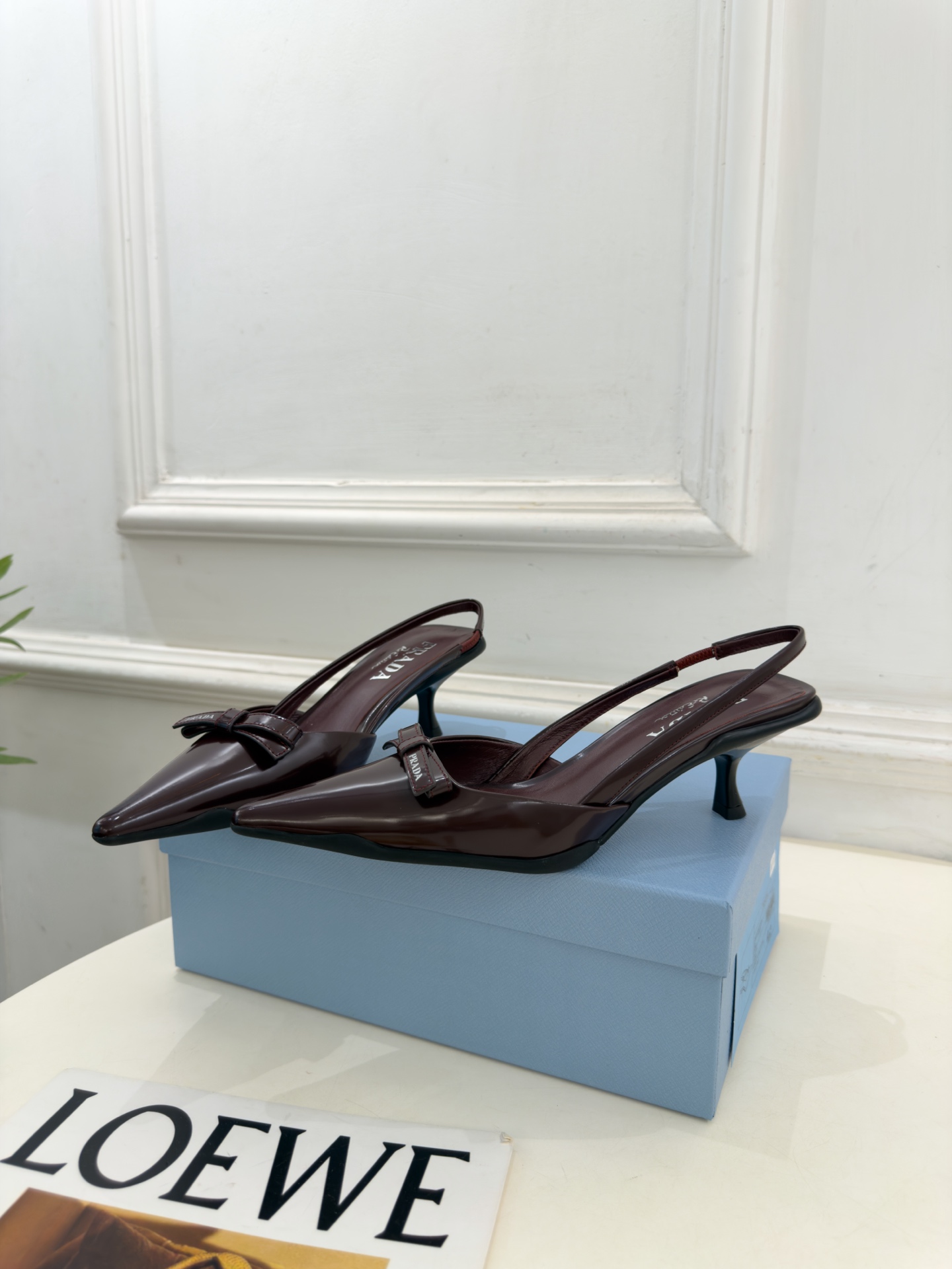 PRADA 普拉达  26𝐬𝐬  🌈2026春夏新品 专柜走秀款 经典字母尖头蝴蝶结后空猫跟凉鞋 系列〰 ◽鞋面：原版高