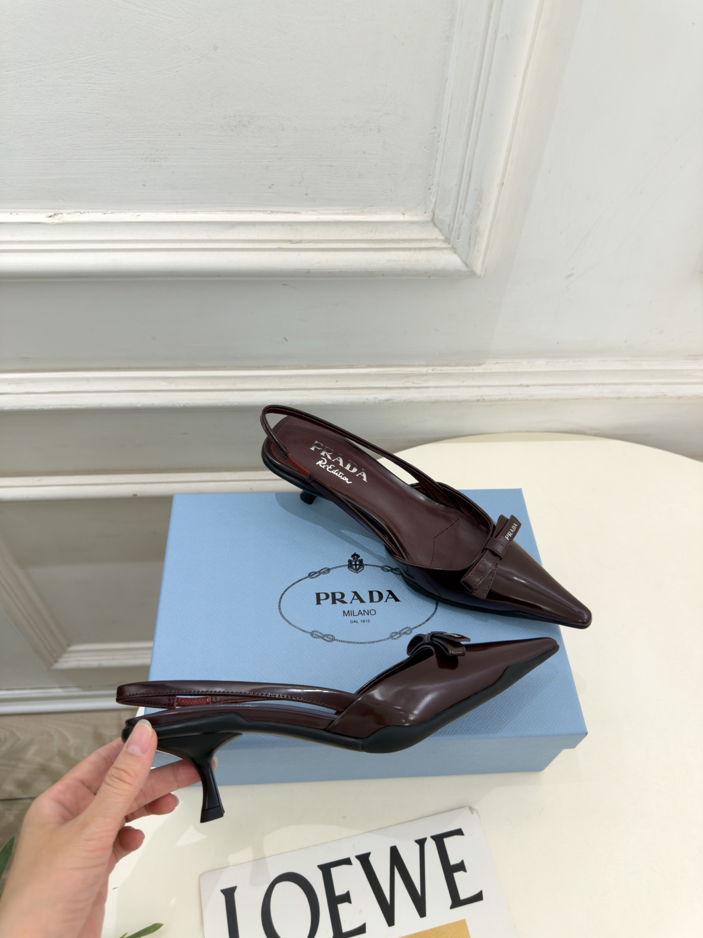 PRADA 普拉达  26𝐬𝐬  🌈2026春夏新品 专柜走秀款 经典字母尖头蝴蝶结后空猫跟凉鞋 系列〰 ◽鞋面：原版高