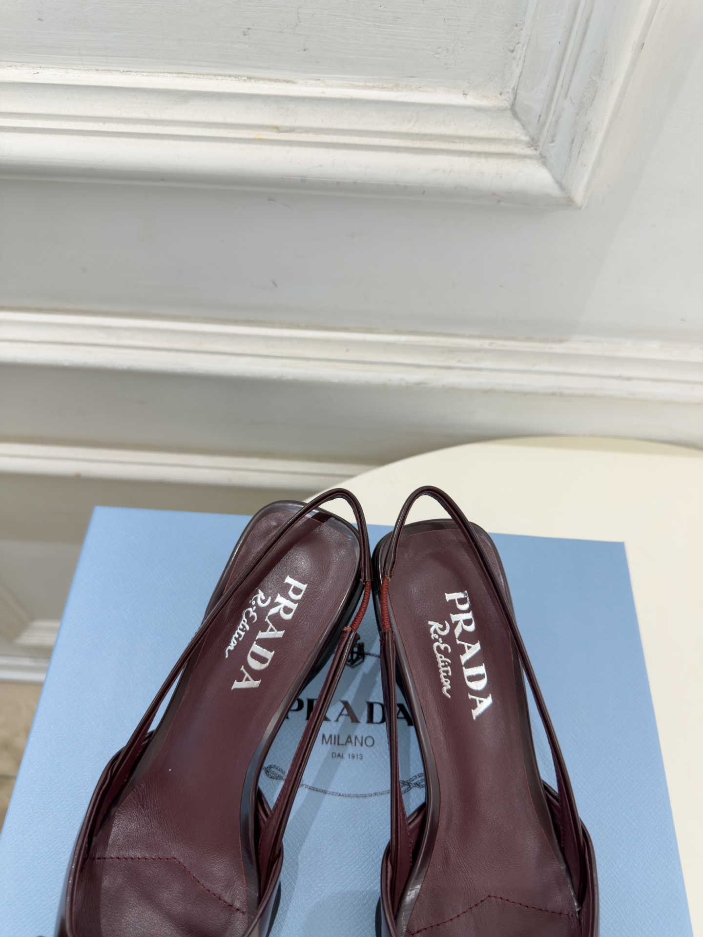 PRADA 普拉达  26𝐬𝐬  🌈2026春夏新品 专柜走秀款 经典字母尖头蝴蝶结后空猫跟凉鞋 系列〰 ◽鞋面：原版高