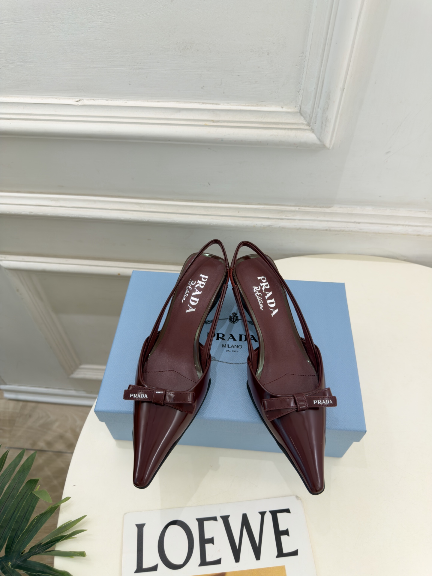 PRADA 普拉达  26𝐬𝐬  🌈2026春夏新品 专柜走秀款 经典字母尖头蝴蝶结后空猫跟凉鞋 系列〰 ◽鞋面：原版高