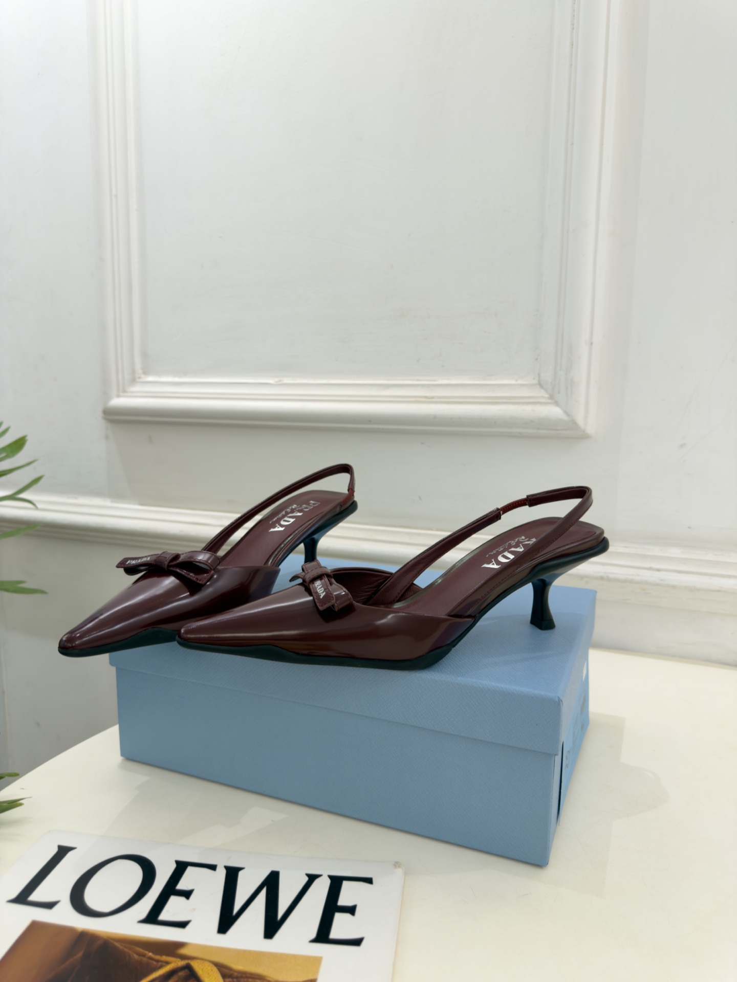 PRADA 普拉达 26𝐬𝐬 🌈2026春夏新品 专柜走秀款 经典字母尖头蝴蝶结后空猫跟凉鞋 系列〰 ◽鞋面:原版高 PRADA 普拉达 26𝐬𝐬 🌈2026春夏新品 专柜走秀款 经典字母尖头蝴蝶结后空猫跟凉鞋 系列〰 ◽鞋面:原版高