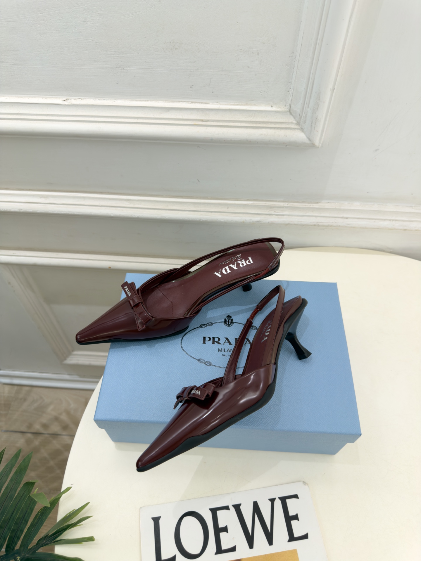 PRADA 普拉达 26𝐬𝐬 🌈2026春夏新品 专柜走秀款 经典字母尖头蝴蝶结后空猫跟凉鞋 系列〰 ◽鞋面:原版高 PRADA 普拉达 26𝐬𝐬 🌈2026春夏新品 专柜走秀款 经典字母尖头蝴蝶结后空猫跟凉鞋 系列〰 ◽鞋面:原版高
