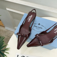 PRADA 普拉达 26𝐬𝐬 🌈2026春夏新品 专柜走秀款 经典字母尖头蝴蝶结后空猫跟凉鞋 系列〰 ◽鞋面:原版高 PRADA 普拉达 26𝐬𝐬 🌈2026春夏新品 专柜走秀款 经典字母尖头蝴蝶结后空猫跟凉鞋 系列〰 ◽鞋面:原版高
