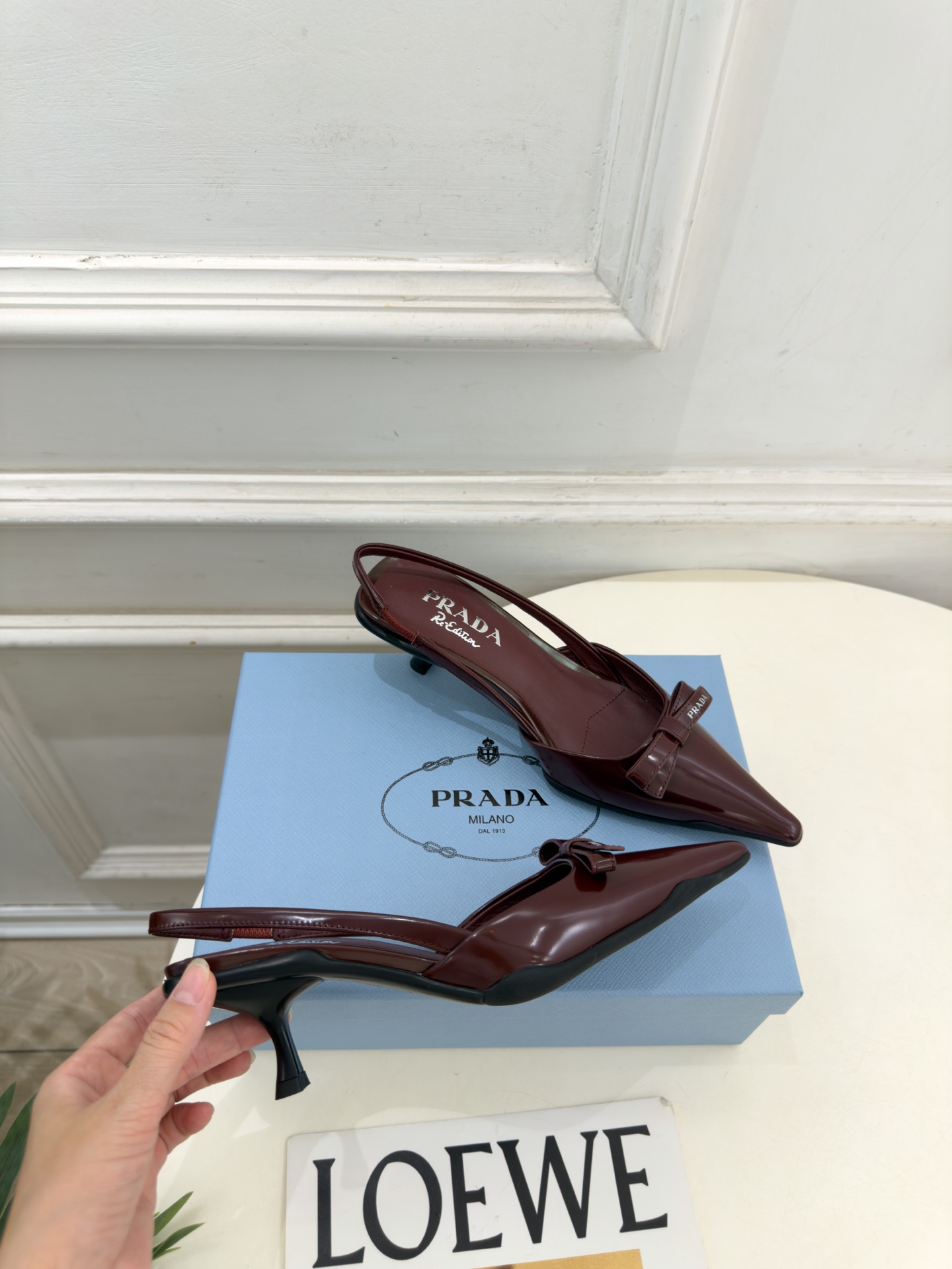 PRADA 普拉达 26𝐬𝐬 🌈2026春夏新品 专柜走秀款 经典字母尖头蝴蝶结后空猫跟凉鞋 系列〰 ◽鞋面:原版高 PRADA 普拉达 26𝐬𝐬 🌈2026春夏新品 专柜走秀款 经典字母尖头蝴蝶结后空猫跟凉鞋 系列〰 ◽鞋面:原版高